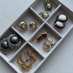 Lot of vintage jewelry